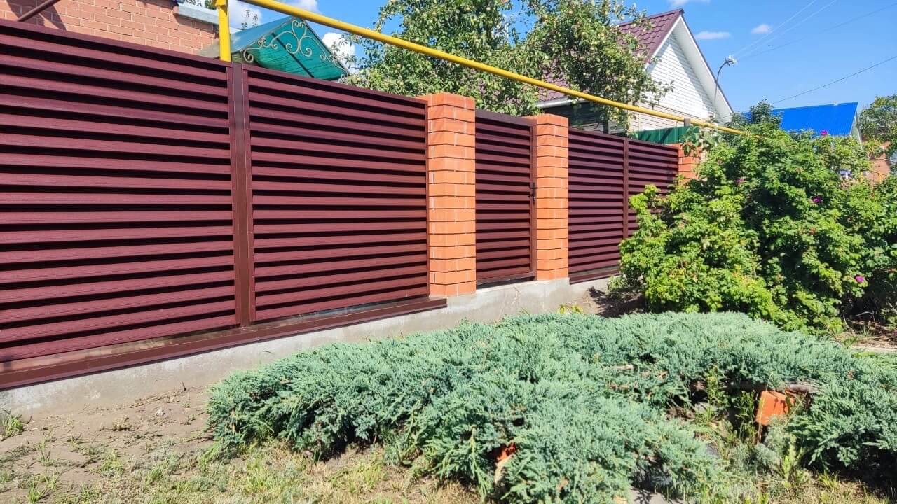 Забор-жалюзи из ламелей Еврожалюзи 20м RAL8017 Шоколад фото 1 в Новочеркасске