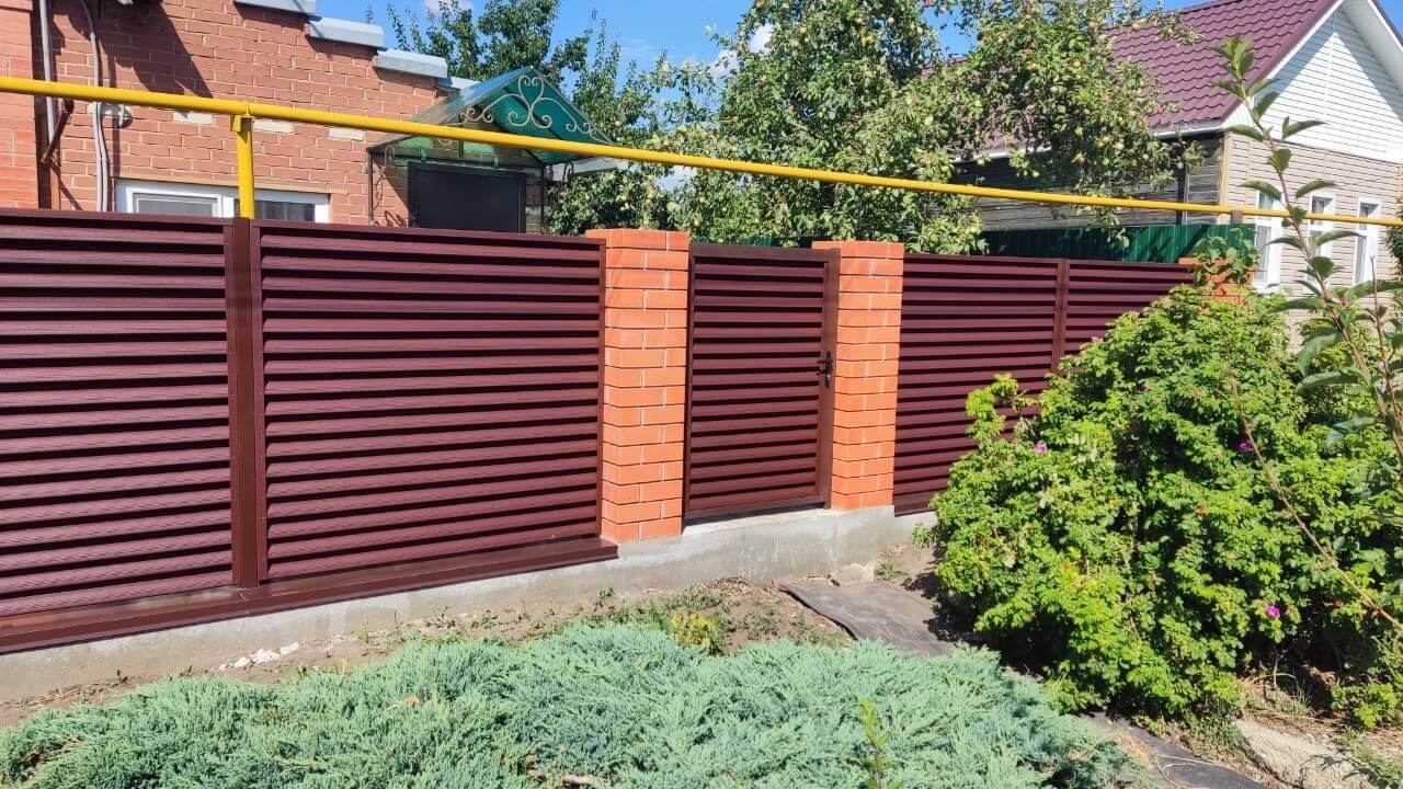 Забор-жалюзи из ламелей Еврожалюзи 20м RAL8017 Шоколад в Новочеркасске
