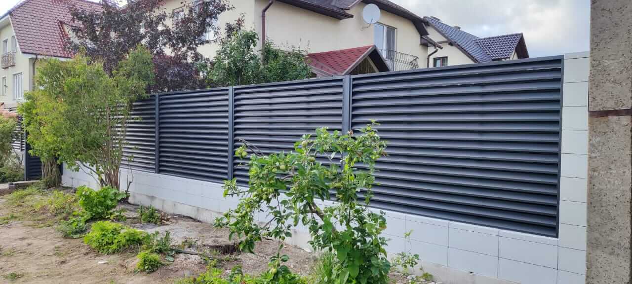 Забор-жалюзи из ламелей ЭКО-Z 17м RAL7024 Серый Графит фото 6 в Новочеркасске