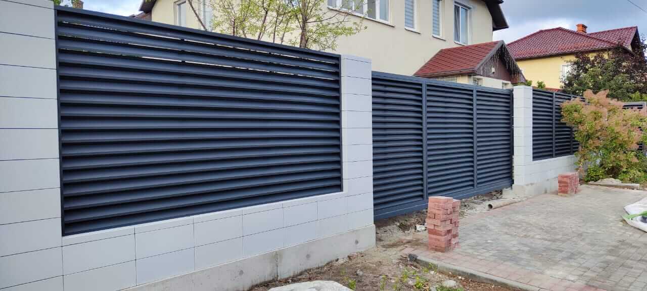 Забор-жалюзи из ламелей ЭКО-Z 17м RAL7024 Серый Графит фото 2 в Новочеркасске