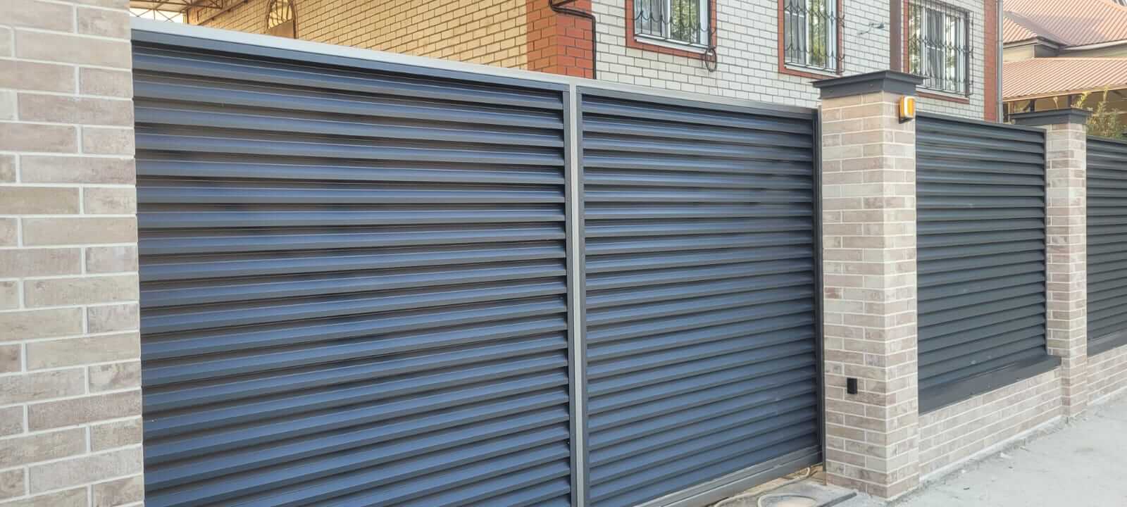 Забор-жалюзи с ламелями ЭКО-Z US усиленные 20м RAL7024/7024 Серый Графит двусторонний МАТТЕ фото 9 в Новочеркасске