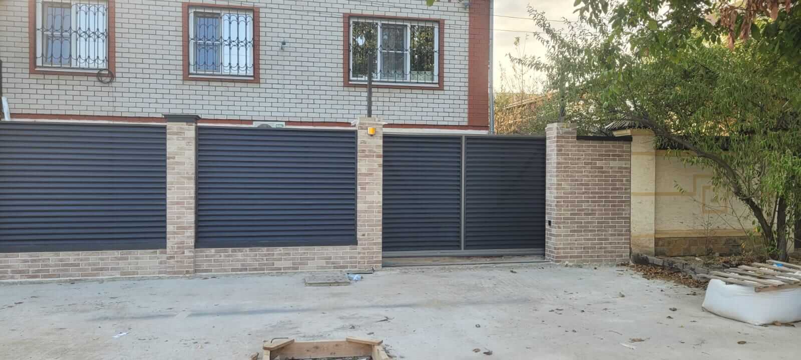 Забор-жалюзи с ламелями ЭКО-Z US усиленные 20м RAL7024/7024 Серый Графит двусторонний МАТТЕ фото 2 в Новочеркасске