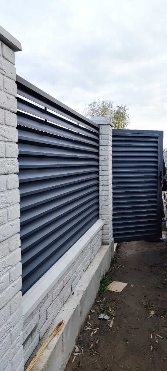 Забор-жалюзи из ламелей ЭКО-Z 32м RAL7024 Серый Графит МАТТЕ фото 4 в Новочеркасске