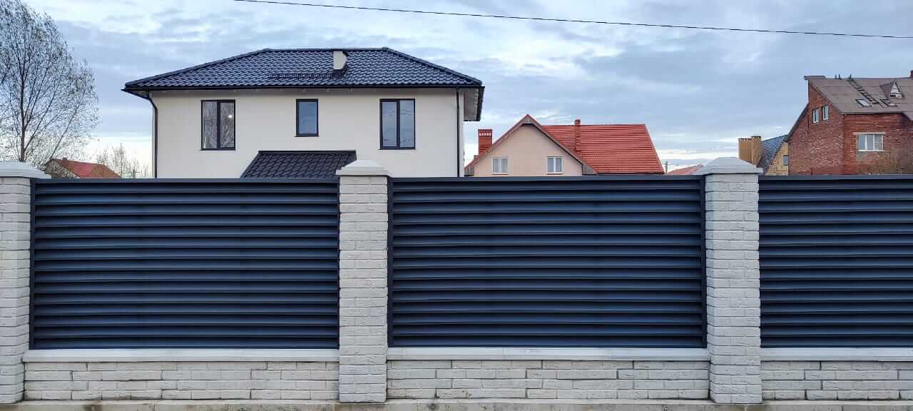 Забор-жалюзи из ламелей ЭКО-Z 32м RAL7024 Серый Графит МАТТЕ в Новочеркасске