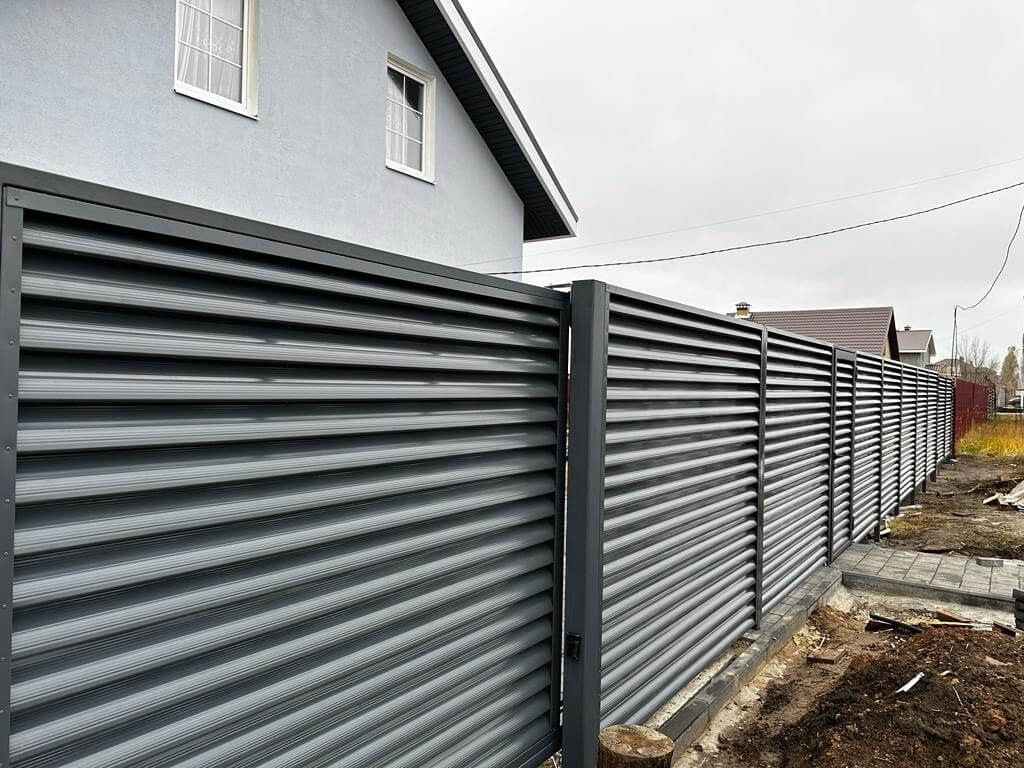Забор-жалюзи из ламелей Еврожалюзи 28м RAL7024/7024 Серый Графит двусторонний фото 4 в Новочеркасске