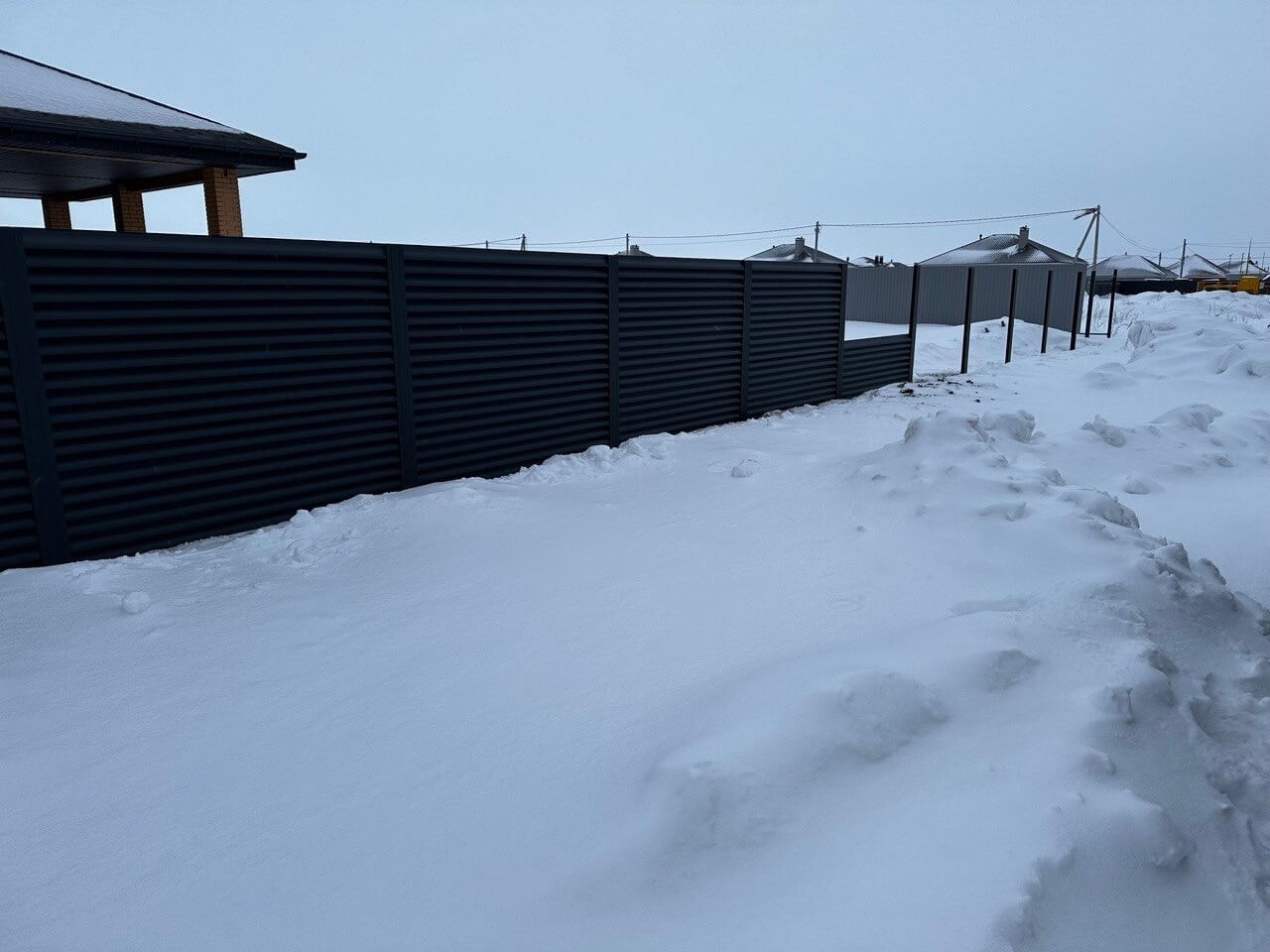 Забор-жалюзи из ламелей еврожалюзи 57м RAL7024 Серый Графит МАТТЕ фото 6 в Новочеркасске
