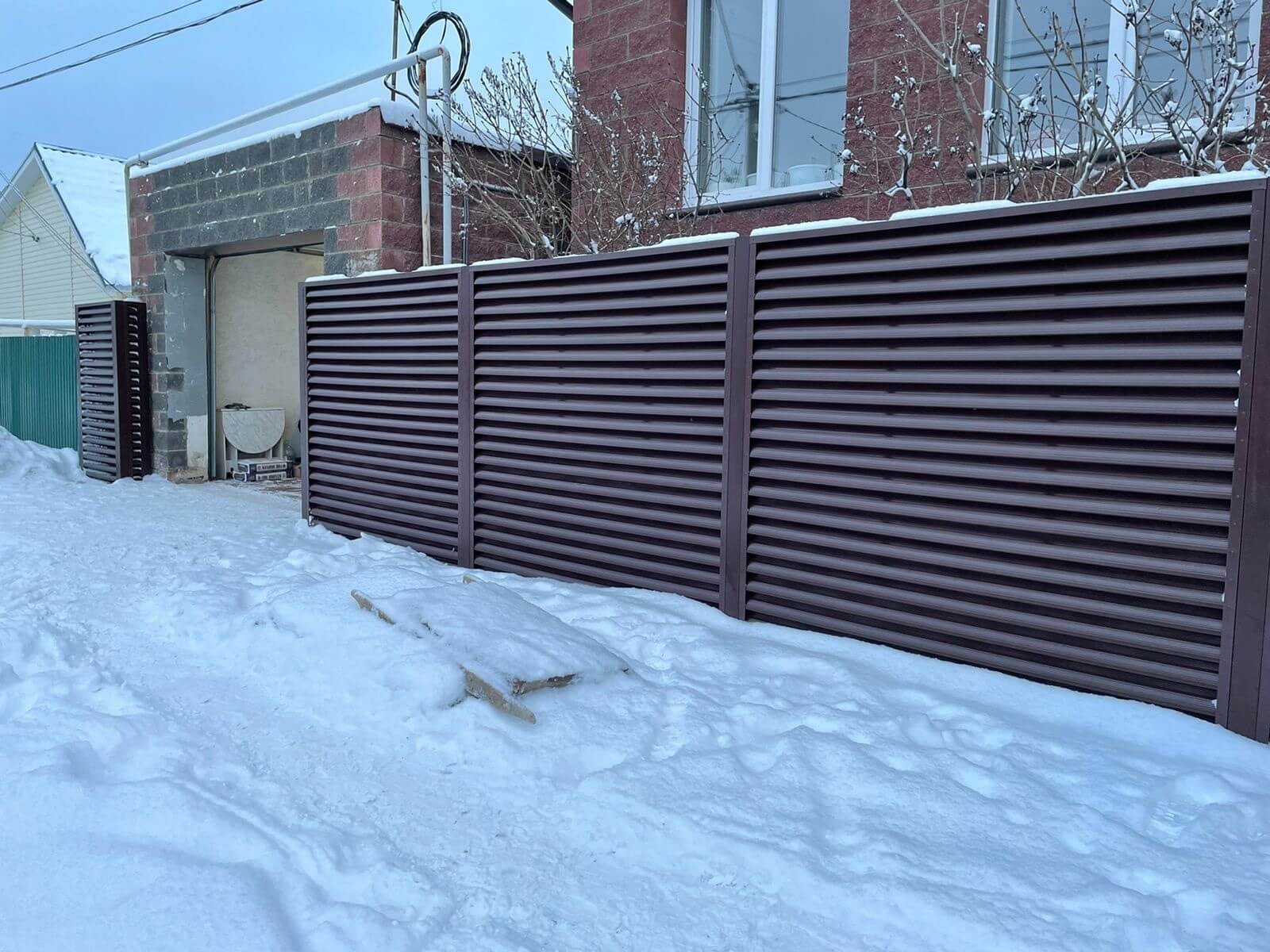 Забор из ламелей еврожалюзи 38м RAL8017/8017 Шоколад двусторонний фото 5 в Новочеркасске