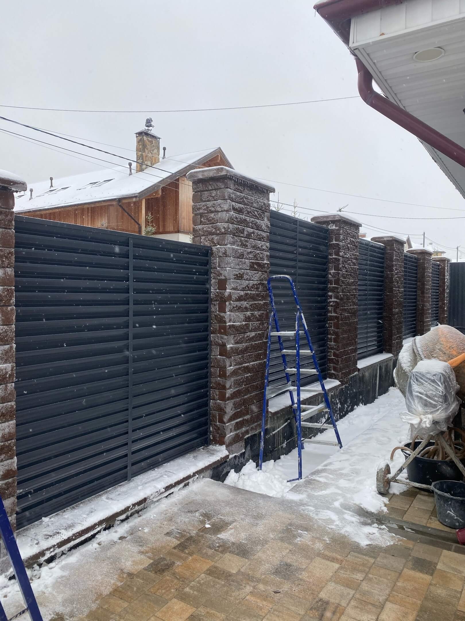 Забор-жалюзи из ламелей ЭКО-Z 44м RAL7024/7024 Серый Графит двусторонний фото 3 в Новочеркасске