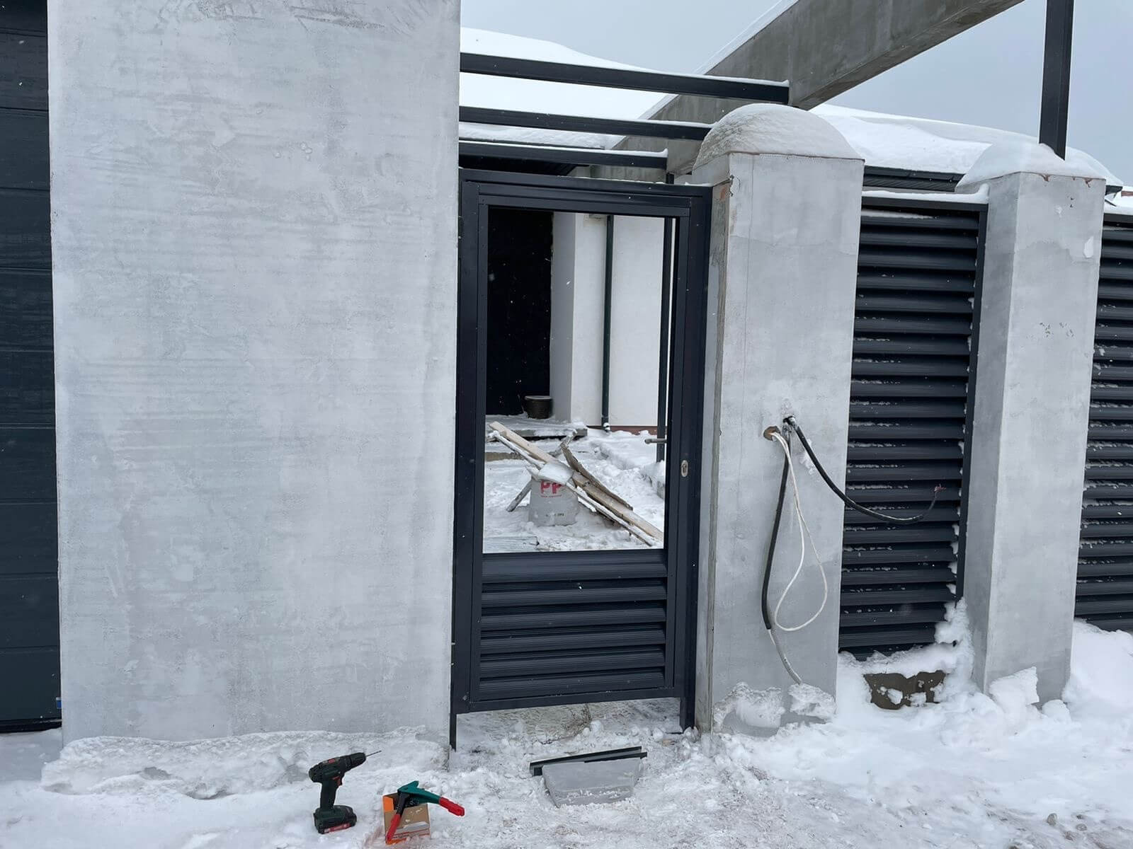 Забор из ламелей еврожалюзи 28м RAL7024/7024 Серый Графит двусторонний фото 2 в Новочеркасске