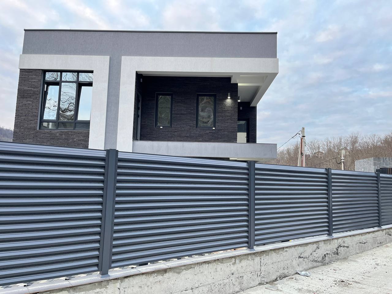 Забор-жалюзи из ламелей ЭКО-Z усиленных RAL7024/7024 Серый Графит двусторонний в Новочеркасске