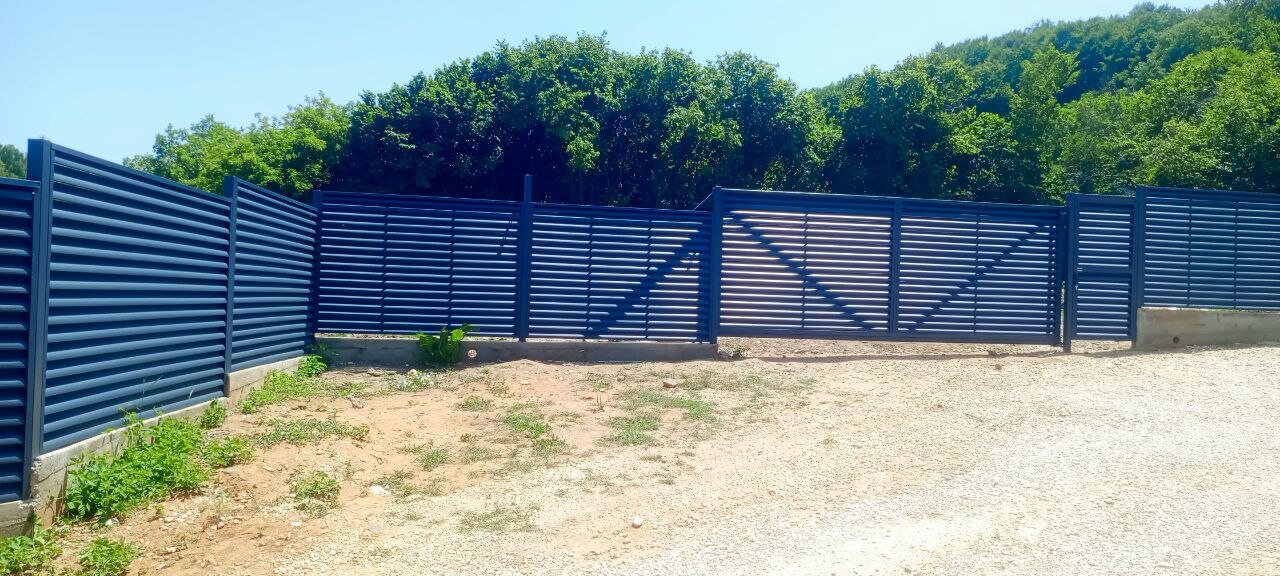 Забор-жалюзи из ламелей Еврожалюзи 53м RAL7024 Серый Графит МАТТЕ фото 7 в Новочеркасске