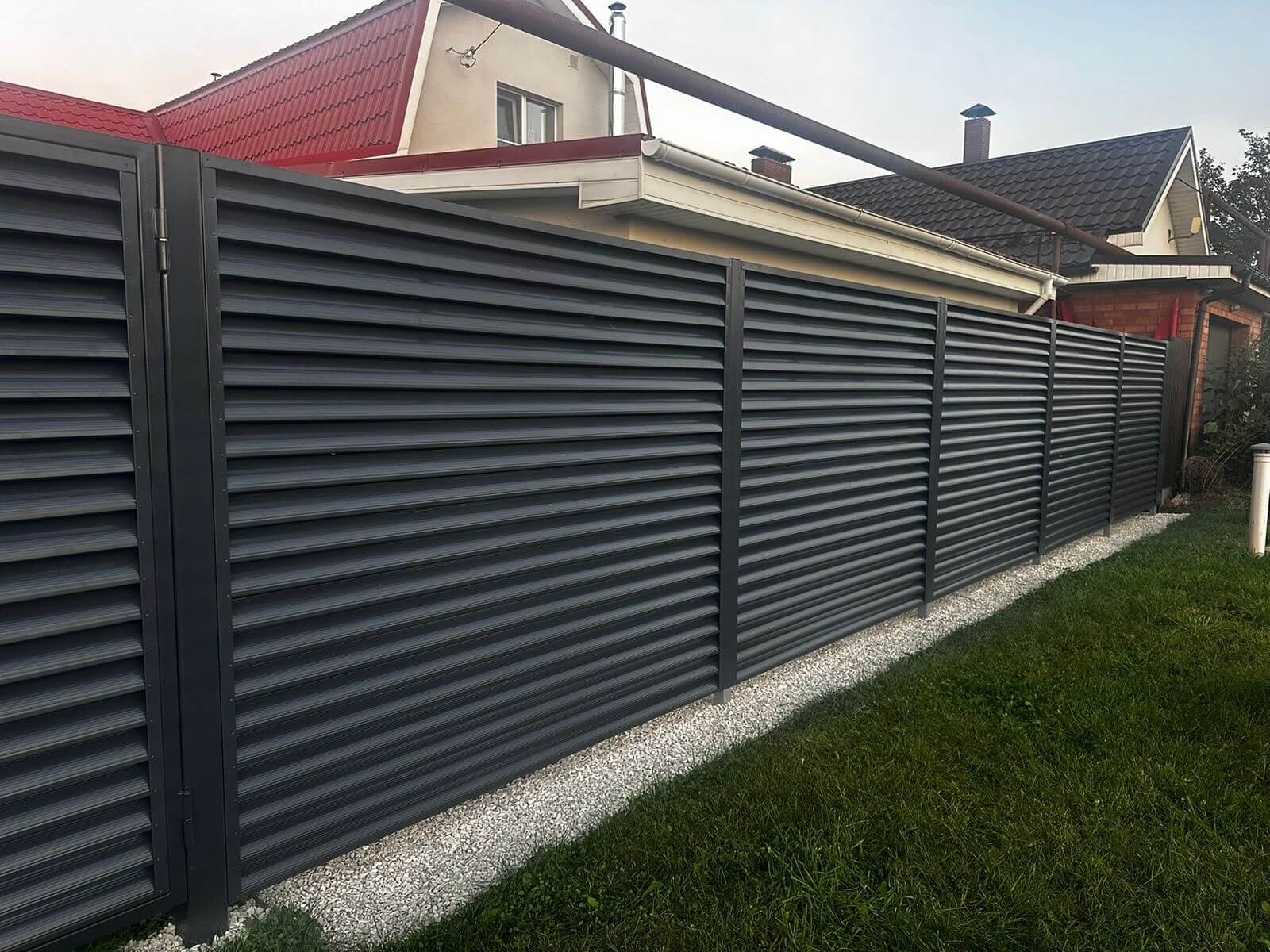 Забор из ламелей Еврожалюзи 26м RAL7024/7024 Серый Графит двусторонний фото 3 в Новочеркасске