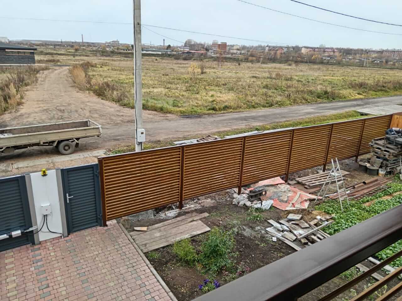 Забор-жалюзи 12м + балконное ограждение из ламелей Еврожалюзи Орех Миланский 3D Принтек фото 2 в Новочеркасске
