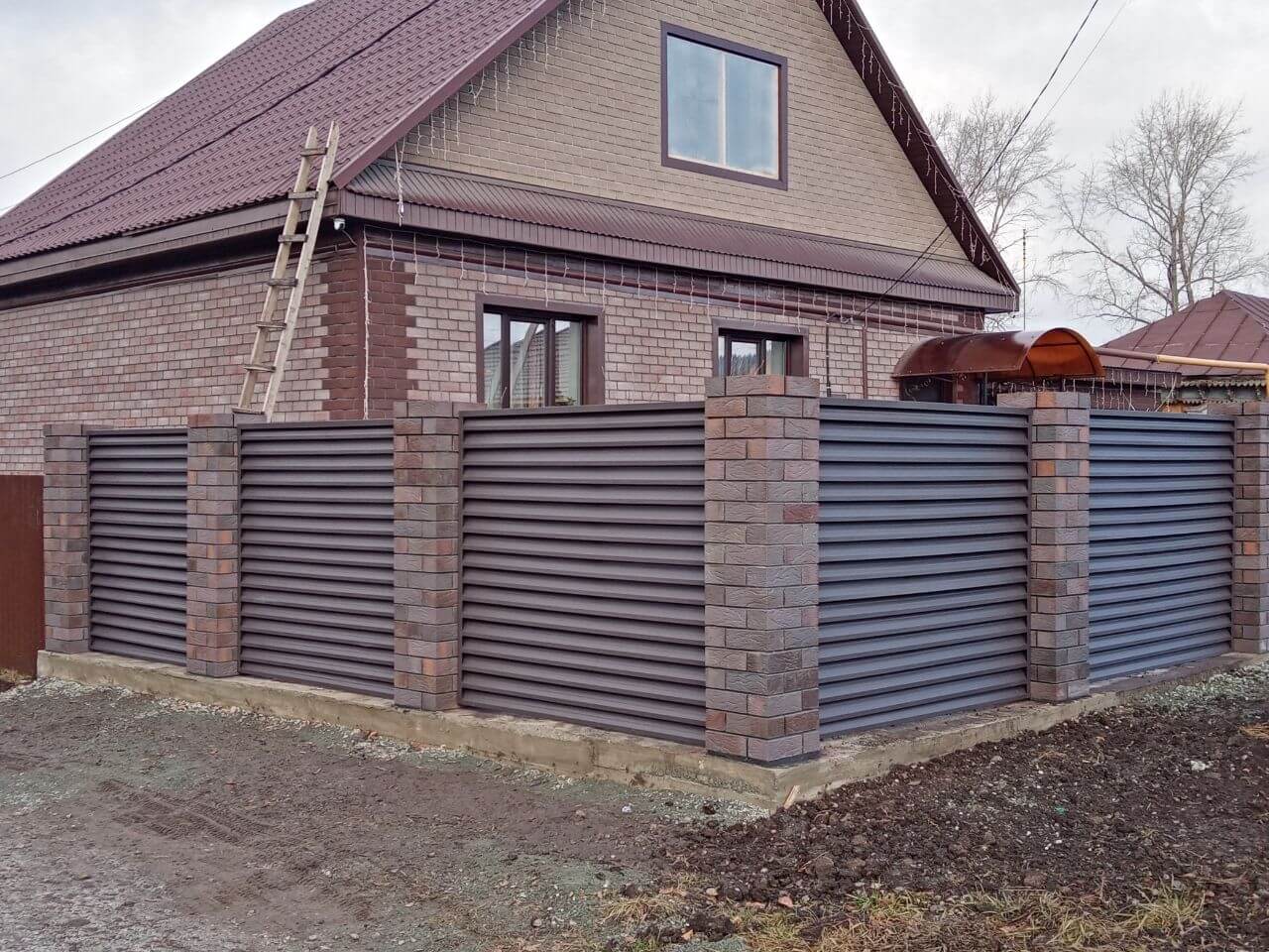 Забор-жалюзи из ламелей ЭКО-Z-US (усиленные) 30м RAL8019/8019 Темный Шоколад двусторонний МАТТЕ фото 3 в Новочеркасске