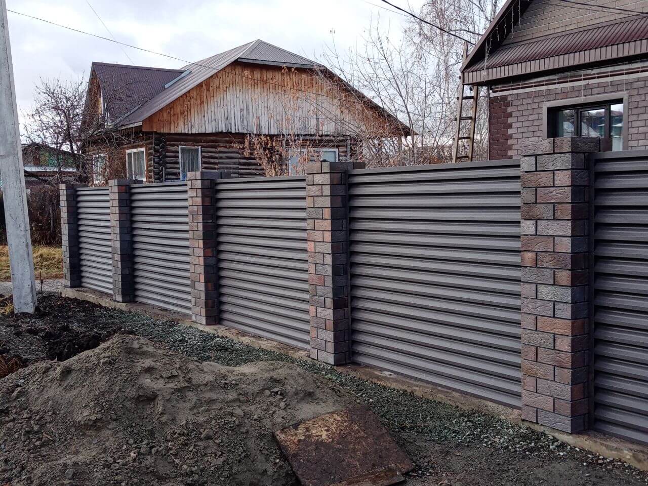 Забор-жалюзи из ламелей ЭКО-Z-US (усиленные) 30м RAL8019/8019 Темный Шоколад двусторонний МАТТЕ в Новочеркасске
