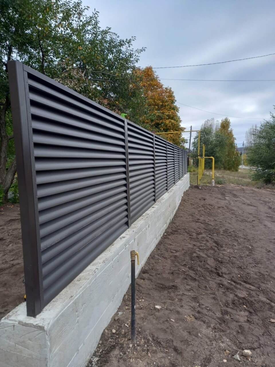 Забор из ламелей еврожалюзи 34м RAL8019/8019 Темный Шоколад двусторонний МАТТЕ фото 3 в Новочеркасске