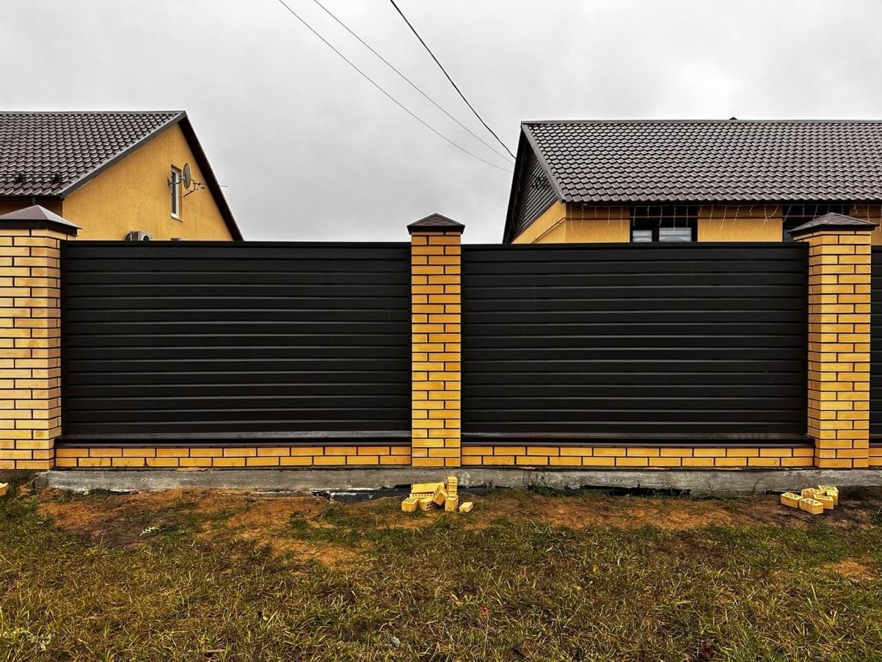 Забор из ламелей Хай-Тек 32м RAL8019/8019 Темный Шоколад двусторонний МАТТЕ фото 1 в Новочеркасске