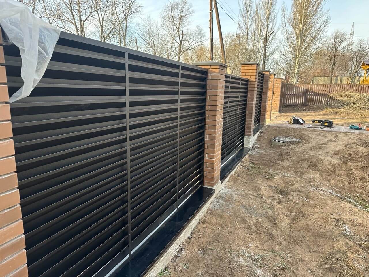 Забор-жалюзи из ламелей Хай-Тек 16м RAL9005/9005 Черный двусторонний МАТТЕ фото 1 в Новочеркасске