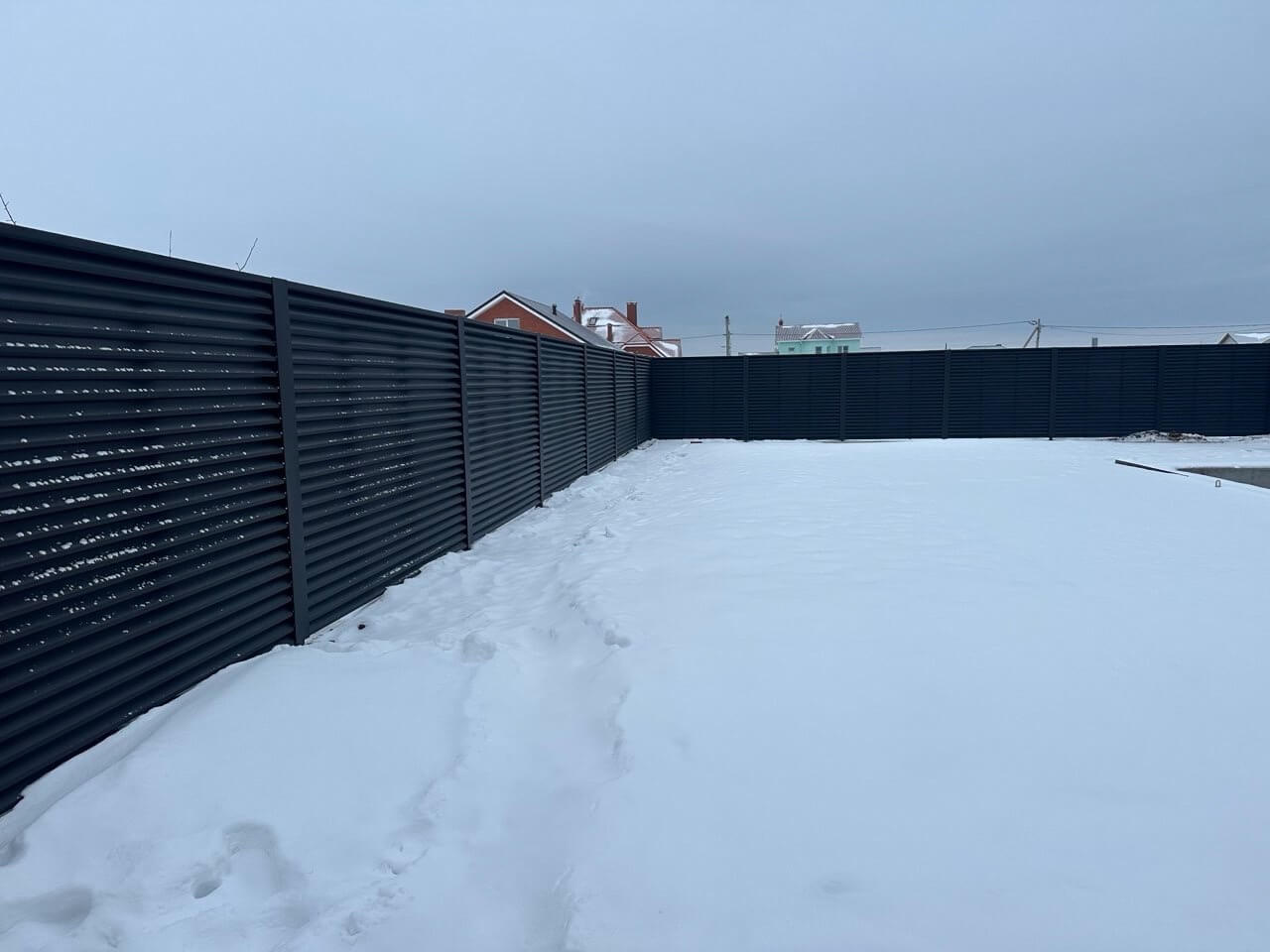 Забор-жалюзи из ламелей ЭКО-Z 130м RAL9005 Черный МАТТЕ фото 3 в Новочеркасске