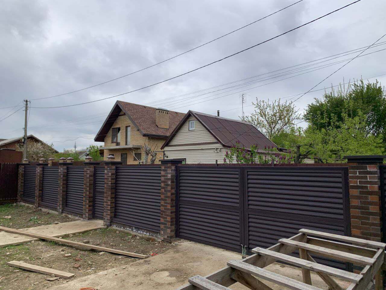 Забор-жалюзи из ламелей Реснички 24м RAL8019/8019 Темный Шоколад двусторонний МАТТЕ фото 2 в Новочеркасске