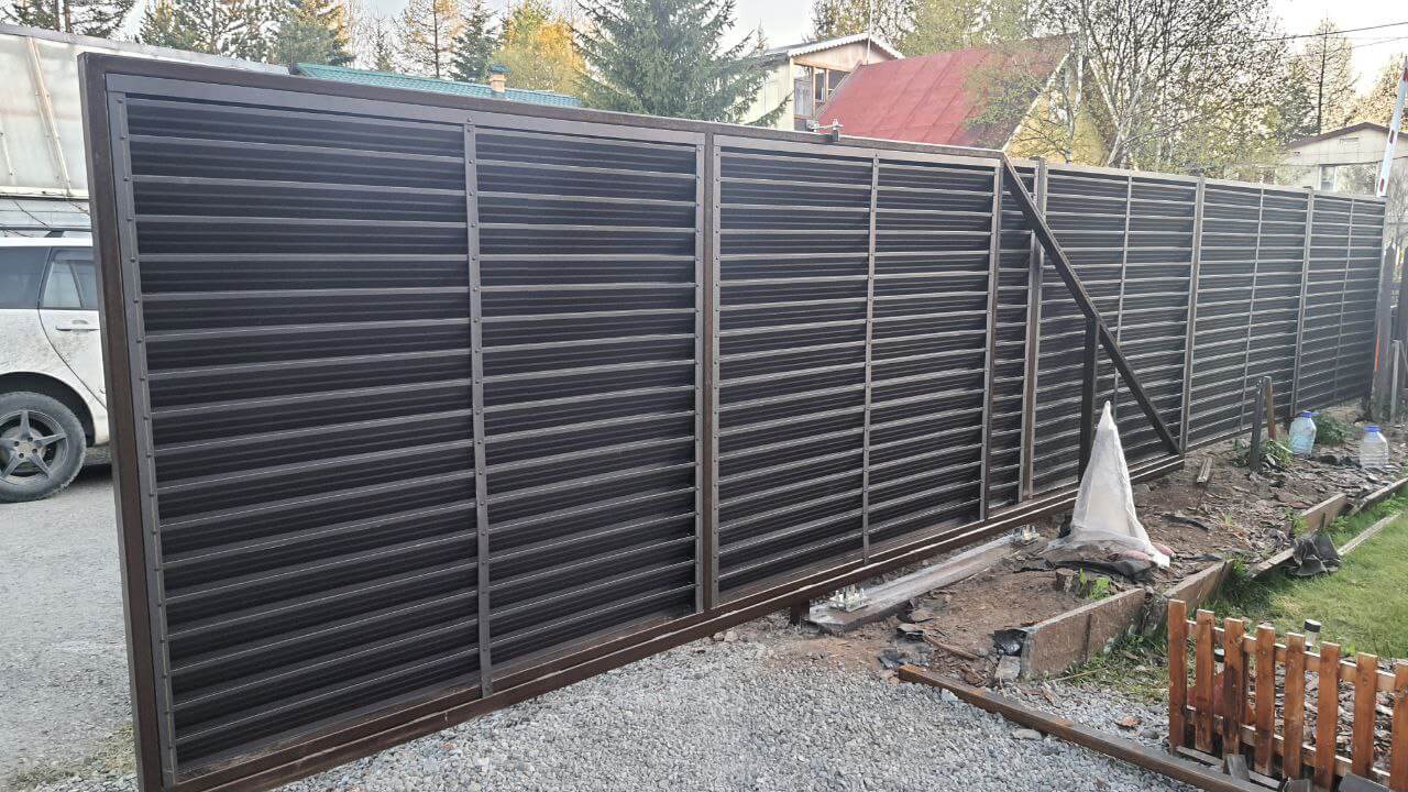 Забор-жалюзи из ламелей ЭКО-Z-US 12м RAL8019/8019 Темный Шоколад двусторонний МАТТЕ фото 1 в Новочеркасске