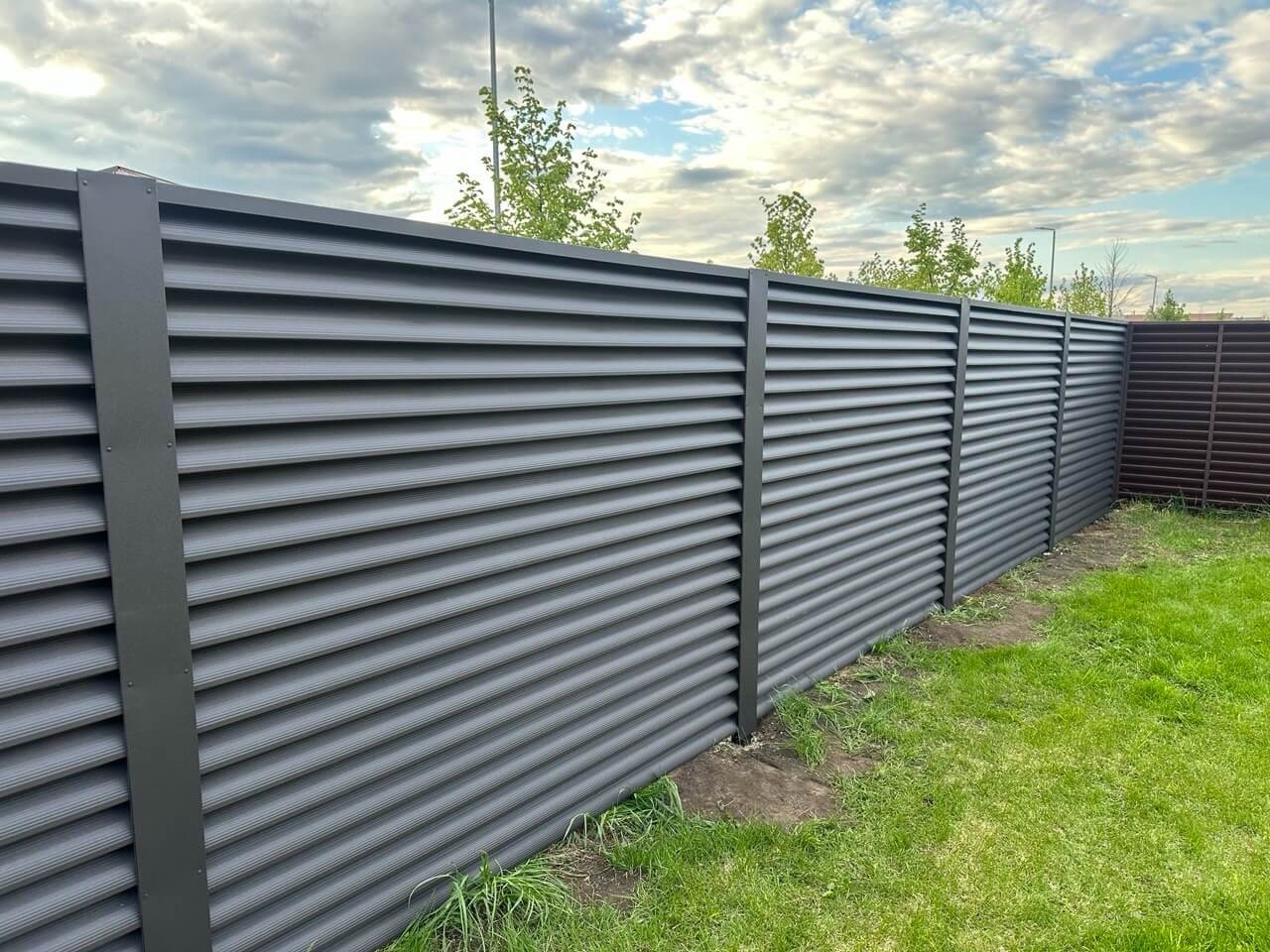 Забор из ламелей еврожалюзи 43м RAL8019/8019 Темный Шоколад двусторонний МАТТЕ фото 1 в Новочеркасске