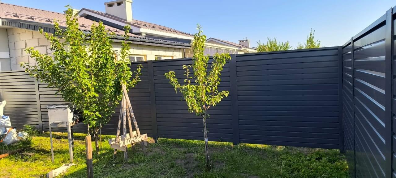 Забор-жалюзи из ламелей Хай-Тек 62м RAL7024/7024 Серый Графит двусторонний фото 4 в Новочеркасске