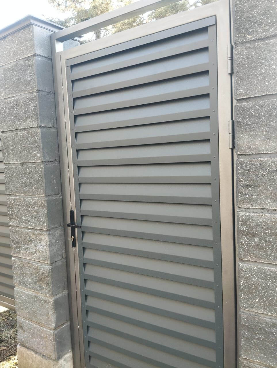 Откатные ворота с калиткой из ламелей Реснички RAL7024/7024 Серый Графит двусторонний МАТТЕ фото 2 в Новочеркасске