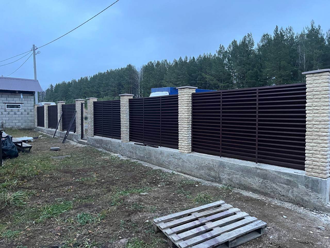 Забор-жалюзи из ламелей ЭКО-Z 18м RAL8017/8017 Шоколад двусторонний фото 3 в Новочеркасске