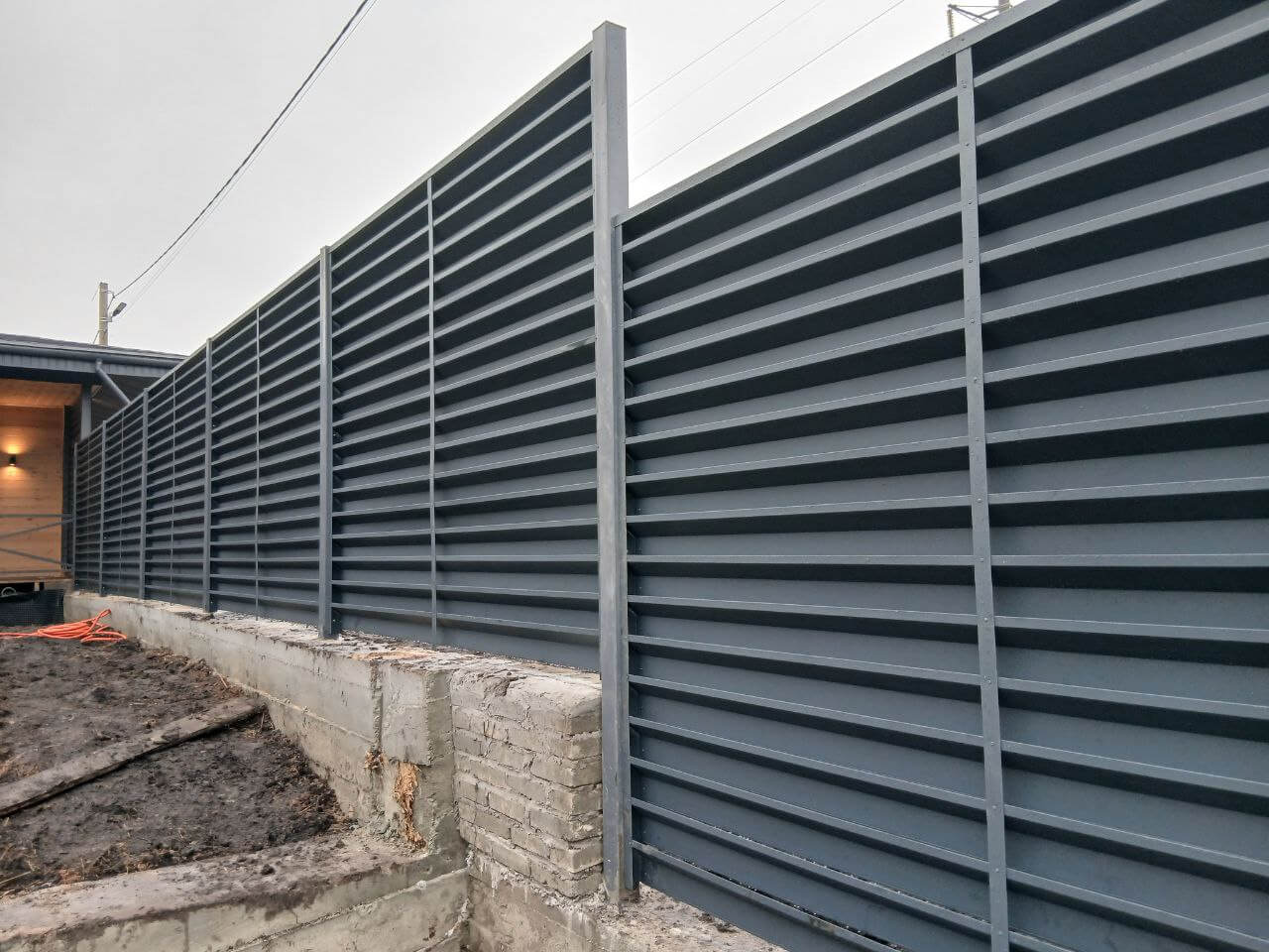 Забор-жалюзи из ламелей Хай-Тек 37м RAL7024/7024 Серый Графит двусторонний МАТТЕ фото 6 в Новочеркасске