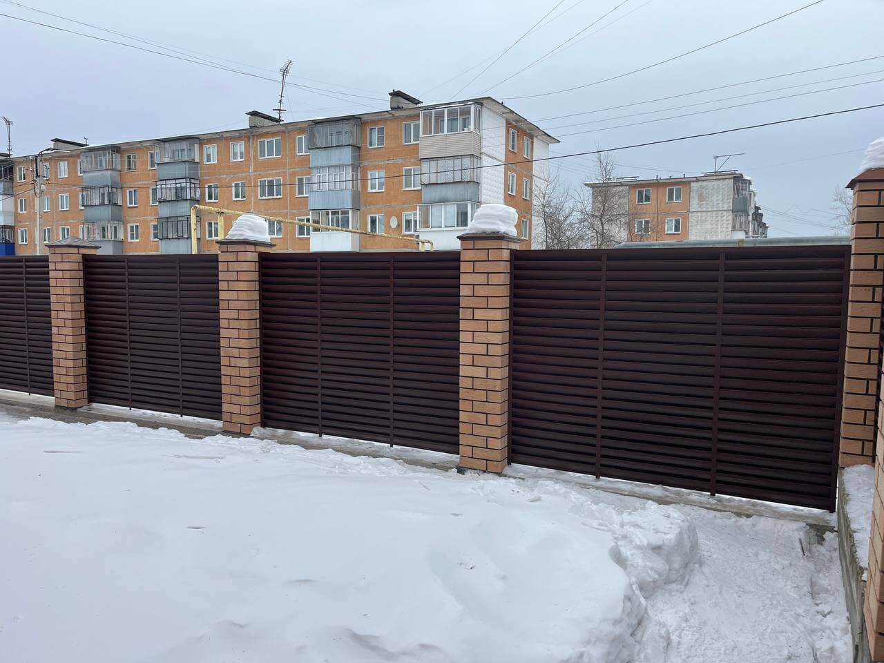 Забор-жалюзи из ламелей ЭКО-Z 87м RAL8017/8017 Шоколад двусторонний МАТТЕ фото 17 в Новочеркасске