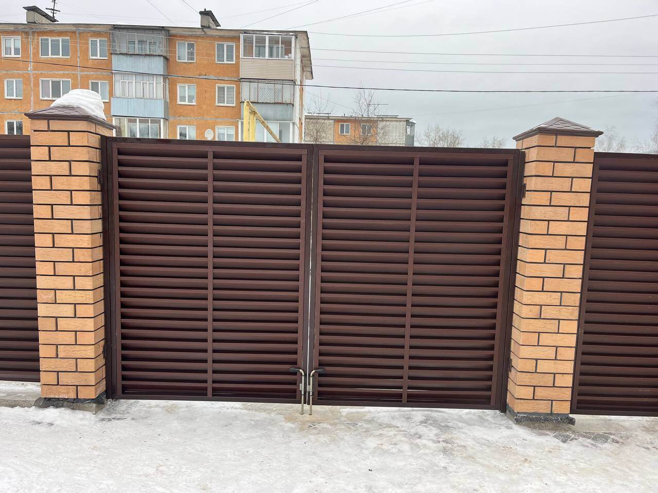 Забор-жалюзи из ламелей ЭКО-Z 87м RAL8017/8017 Шоколад двусторонний МАТТЕ фото 9 в Новочеркасске