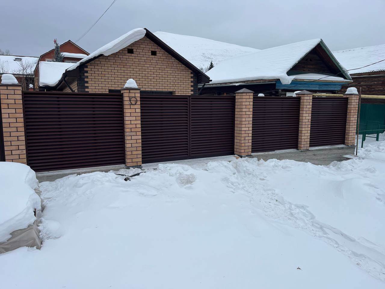 Забор-жалюзи из ламелей ЭКО-Z 87м RAL8017/8017 Шоколад двусторонний МАТТЕ фото 3 в Новочеркасске