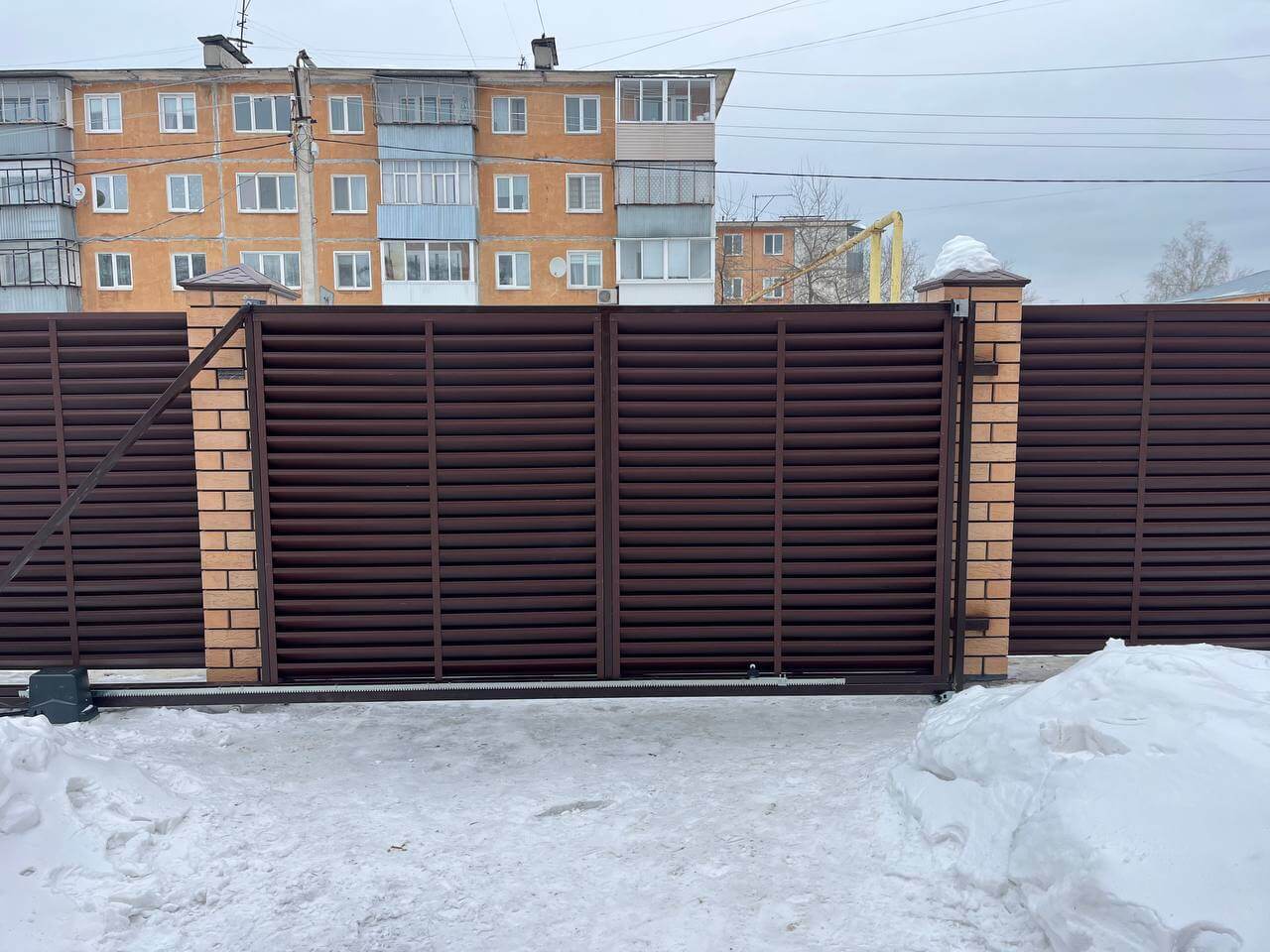 Забор-жалюзи из ламелей ЭКО-Z 87м RAL8017/8017 Шоколад двусторонний МАТТЕ фото 10 в Новочеркасске