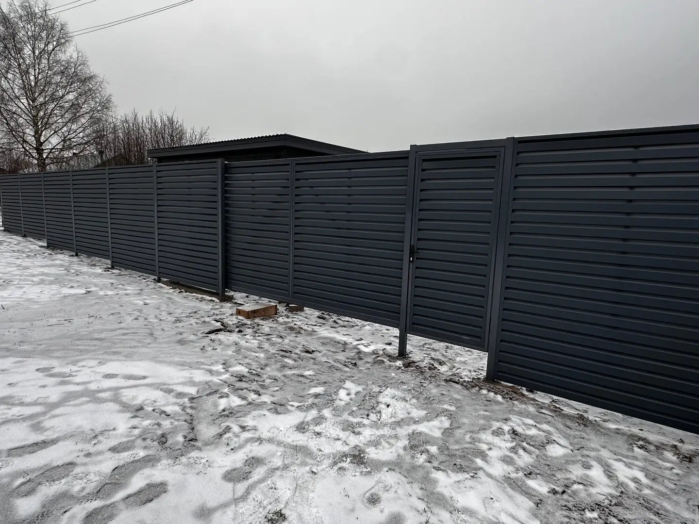 Забор-жалюзи из ламелей Хай-Тек 20м RAL7024/7024 Серый Графит двусторонний МАТТЕ фото 4 в Новочеркасске