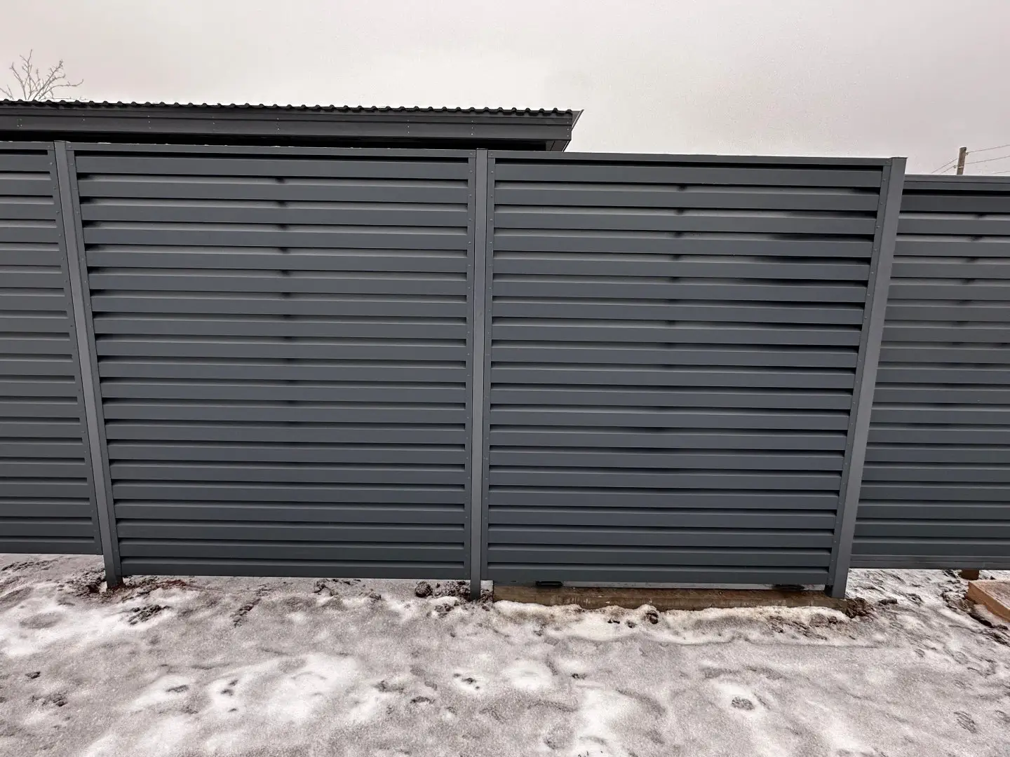 Забор-жалюзи из ламелей Хай-Тек 20м RAL7024/7024 Серый Графит двусторонний МАТТЕ фото 2 в Новочеркасске