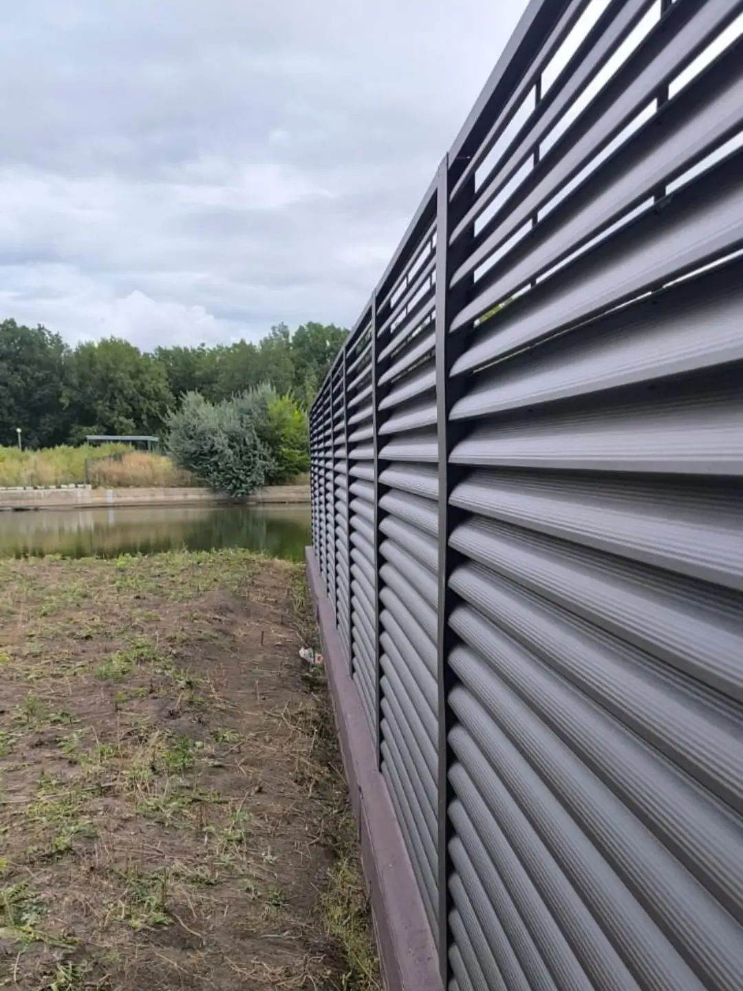 Забор-жалюзи из ламелей еврожалюзи 86м RAL8019/8019 Темный Шоколад двусторонний МАТТЕ фото 7 в Новочеркасске