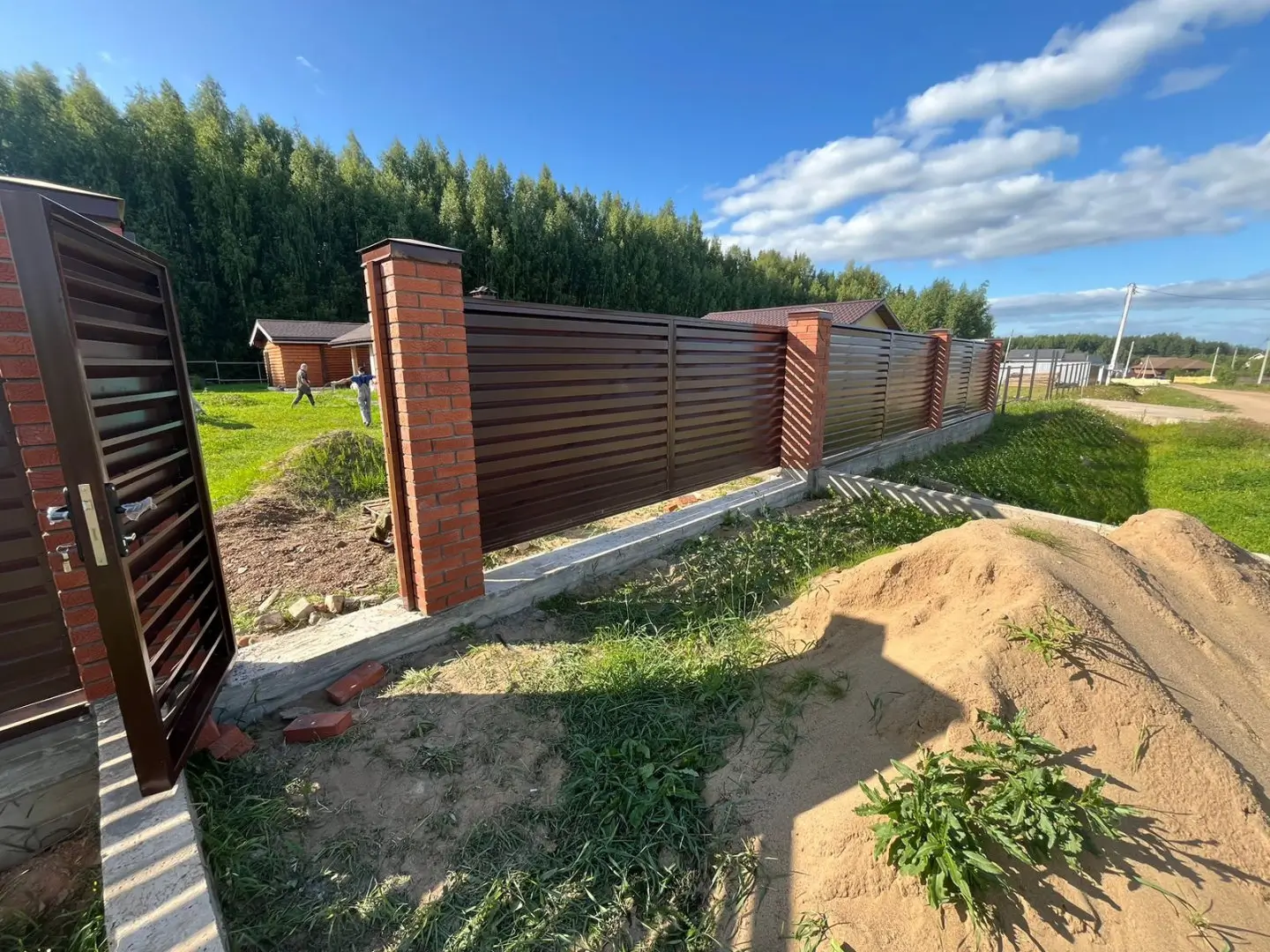 Забор-жалюзи из ламелей Хай-Тек 26м RAL8017/8017 Шоколад двусторонний фото 5 в Новочеркасске