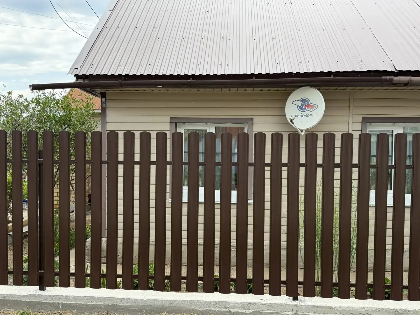 Комбинированный забор из ламелей ЭКО-Z-US и евроштакетника 18м RAL8017 Шоколад МАТТЕ, Полиэстер фото 3 в Новочеркасске